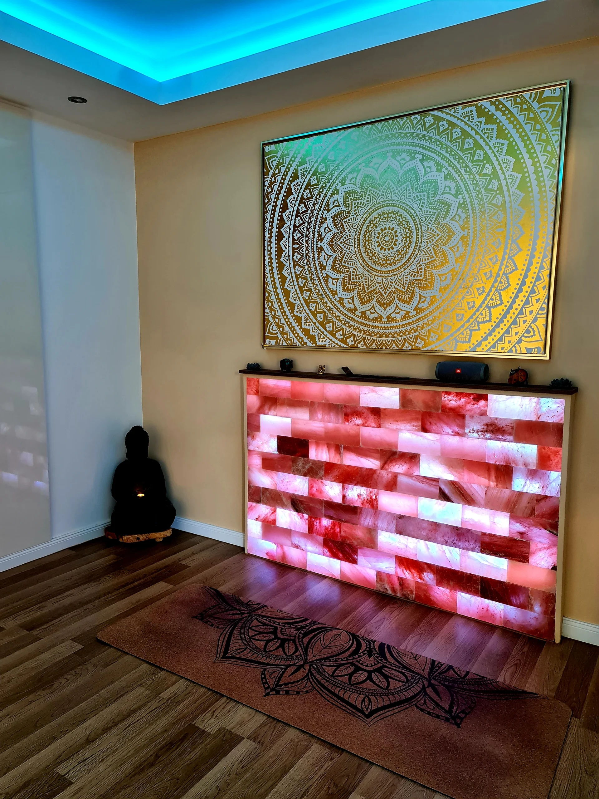 Aura Yoga stúdió belső – sótéglafal és mandala